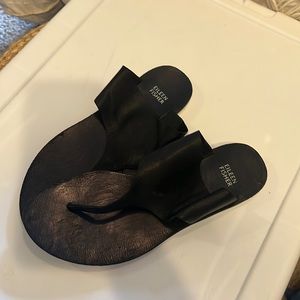 EILEEN FISHER black leather thong flats, size 9